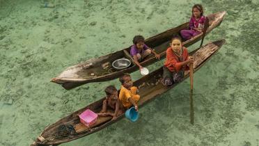 Kinder der Bajau nahe Borneo in Malaysia