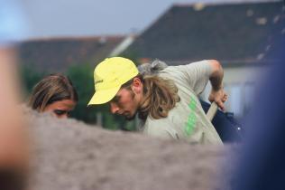 Greenpeace-Helfer füllen Sandsäcke gegen das Elbehochwasser bei Dresden  20022002