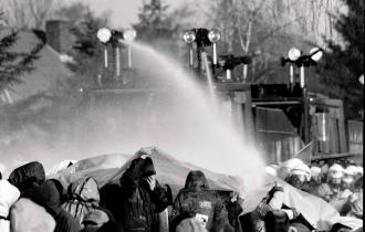 Polizisten versuchen, sich einen Weg durch Demonstranten zu bahnen.