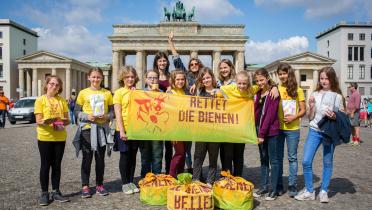 Greenpeace-Kids übergeben Landwirtschaftsminister Christian Schmidt 26.000 Bienenretter-Unterschriften