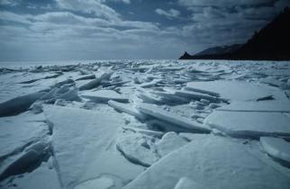 Eisschollen schwimmen auf dem Baikalsee April 2004