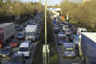 Verkehr auf der Stadtautobahn in München