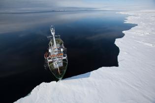 Arctic Sunrise an der Grenze des arktischen Meereises