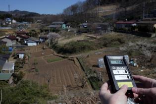 Greenpeace Team (mit Thomas Breuer) misst Strahlung 60km von Fukushima Daiichi am 6.4.2011.