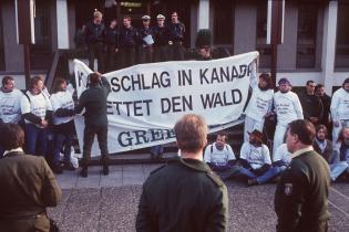 Aktion gegen Abholzung des Great Bear Rainforest in Bonn