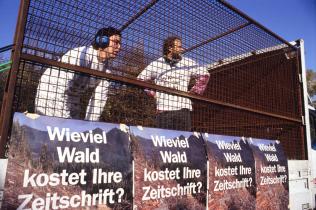 1993 Aktion gegen Abholzung des kanadischen Regenwaldes