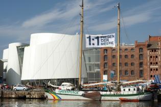 Greenpeace-Schiff Beluga II bei der Eröffnung des Ozeaneums und der Greenpeace-Ausstellung "1:1 Giants of the Sea" in Stralsund. 