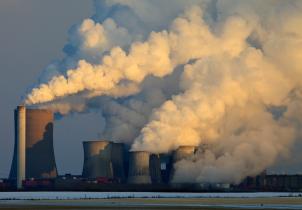 Braunkohlekraftwerk (Lignit) Niederaußem. Dieses 1963 erbaute Kohlekraftwerk mit einer Leistung von 3801 MW gilt als eines der CO2-verschmutzendsten Kraftwerke in Deutschland.