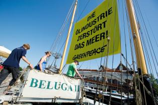 Open Boat auf der Beluga II in Husum - Information über ber die Havarie der Ölplattform Deep Water Horizon und die Gefahr durch Ölplattformen in der Nordsee 