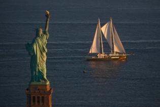 Das neue Flaggschiff von Greenpeace, die Rainbow Warrior III, passiert die Freiheitsstatue auf dem Weg nach Baltimore, der ersten Station ihrer Amerikareise im März 2012.