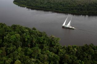 Rainbow Warrior im Amazonasgebiet