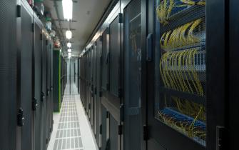 Das EvoSwitch Datacenter in den Niederlanden nutzt grüne Energie für den Betrieb des Systems. Dieses energieeffiziente Rechenzentrum beherbergt Provider, öffentliche Einrichtungen und private Unternehmen.