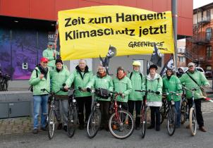 Team50plus-Aktivsit:innen radeln mit der Cooperide 2015 von Kopenhagen über Hamburg nach Paris zur UN-Klimakonferenz (COP21) im Dezember.