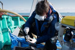 Mylène Josset analysiert unter Wasser nukleare Strahlung