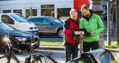 Stickstoffdioxid-Messung in Köln: Greenpeace tourt durch deutsche Städte, um NO2 (Stickstoffdioxid) zu messen. Das Institut für Umweltphysik der Universität Heidelberg und Greenpeace messen die Intensität der verkehrsbedingten Luftverschmutzung durch Stickstoffdioxid.