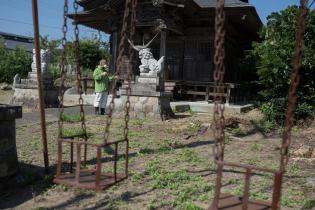 Heinz Smital misst die Strahlung an einem Schrein innerhalb der hochgradig kontaminierten Sperrzone in Fukushima.