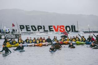 Eeine von Schüler:innen geleitete Flottille mit Kajaks, Segelbooten, Paddelbrettern und Surfbrettern im Hafen von Apollo Bay in See, um den Ölfirmen zu signalisieren, dass sie in der Großen Australischen Bucht nicht bohren dürfen. (11/2018)