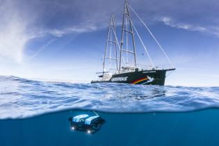 Die Rainbow Warrior und ein "Remote Operated Vehicle" (ROV) im Einsatz