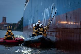 Protest gegen Schiff mit Sojafutter in Brake, Deutschland