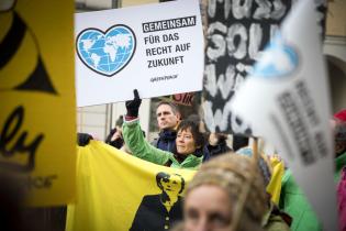 Gruppenfoto der drei klagenden Familien anlässlich der Klimabeschwerde vor dem Verwaltungsgericht in Berlin