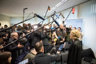 Gruppenfoto der drei klagenden Familien anlässlich der Klimabeschwerde vor dem Verwaltungsgericht in Berlin