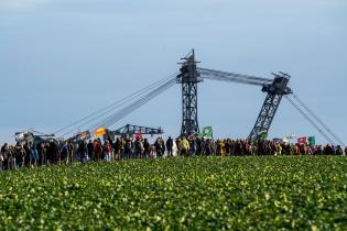 Menschenschlange an der Abbruchkante in Lützerath