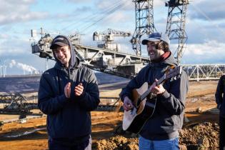 Gitarrenspieler an der Abbruchkante in Lützerath, 8.1.23