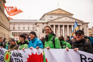 Greenpeace and BUND Naturschutz celebrate nuclear phase-out in Munich