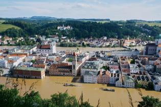 Am 4. Juni 2024 erreicht das Hochwasser in Passau seinen höchsten Stand, drei Flüsse fließen durch die bayerische Stadt. Der erwartete Höchststand für die Donau lag bei zehn Metern. Nach Angaben des Bayerischen Hochwassernachrichtendienstes hatte sich der Pegel bei etwa zehn Metern eingependelt.