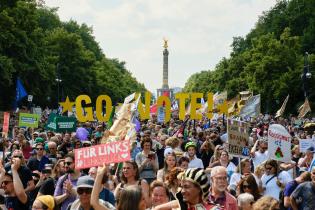 Vor der Europawahl im Juni ruft Greenpeace zu einer Bündnis-Demonstration für Demokratie und die Teilnahme an der Europawahl auf. Zehntausende Menschen begeben sich allein in Berlin auf die Straße.