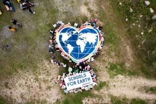 Mit dem Projekt „Schools For Earth“ machen sich Schulen gemeinsam mit Schüler:innen auf den Weg Richtung Klimaneutralität und Nachhaltigkeit. 