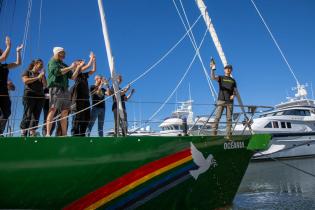 David Ritter (CEO Greenpeace Australien) tauft die SV Oceania, ein neues Greenpeace Kampagnenschiff in Coomera, Gold Coast, Australien. 