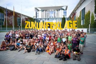 Menschenbild "Zukunftsklage" Berlin: Mehr als 35.000 Menschen haben sich der durch Greenpeace, Germanwatch und anderen initiierten Klage angeschlossen. 