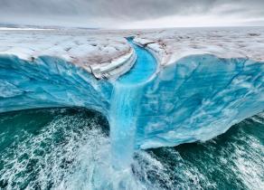 Roie Galitz, Wildtierfotograf und Botschafter von Greenpeace Israel, dokumentiert den Bråsvellbreen, eine der längsten Gletscherfronten in der Arktis. Die Eisfläche des Gletschers im Svalbard-Archipel erstreckt sich 45 km über die Landschaft und ist Teil der größeren Eiskappe Austfonna. 