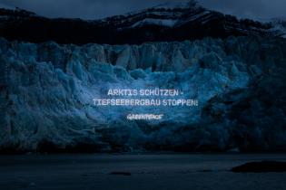 Greenpeace projiziert Botschaften von Menschen aus aller Welt auf den Svea-Gletscher in Spitzbergen. Mit Videos fordern Prominente wie der schwedische Schauspieler Gustaf Skarsgård und die südafrikanische Schauspielerin Amanda du-Pont den norwegischen Ministerpräsidenten Jonas Gahr Støre auf, die Pläne für den Tiefseebergbau in den arktischen Gewässern Norwegens zu stoppen.