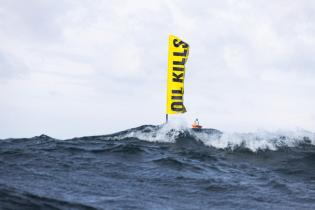 Zehn Greenpeace-Aktive protestieren auf der Ostsee bei Rostock / Warnemünde gegen potentiell umweltschädliche russische Ölexporte mit baufälligen Tankern, der sogenannten Schattenflotte. Auf Schlauchbooten halten die Umweltschützer:innen ein Banner auf dem steht: "Oil Kills" (Öl tötet) nah der passierenden "Seagull". 