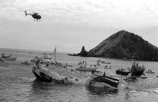 Rainbow Warrior halb versunken vor Neuseeland