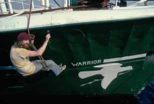 Peter Bouquet bei der Bemalung der Rainbow Warrior