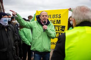 Martin Hofstetter diskutiert in Alt Tellin mit Mecklenburg-Vorpommerns Landwirtschaftsminister Till Backhaus.