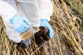 Greenpeace untersucht Böden und Wasser in deutschen Hochwassergebieten