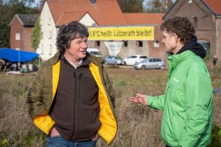 Mehrere tausend Menschen demonstrieren in Lützerath gegen den Abriss des Dorfes. Dazu hatten "Alle Dörfer bleiben", "Fridays for Future", Greenpeace und andere Gruppen aufgerufen. RWE plant, Lützerath abzureißen, um den Tagebau zu erweitern. Damit Deutschland seinen Beitrag zur Begrenzung der Erderwärmung auf 1,5 Grad erfüllen kann, darf unter diesem Gebiet keine Kohle mehr abgebaut werden.