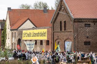 Mehrere tausend Menschen demonstrieren in Lützerath gegen den Abriss des Dorfes. Dazu hatten "Alle Dörfer bleiben", "Fridays for Future", Greenpeace und andere Gruppen aufgerufen. RWE plant, Lützerath abzureißen, um den Tagebau zu erweitern. Damit Deutschland seinen Beitrag zur Begrenzung der Erderwärmung auf 1,5 Grad erfüllen kann, darf unter diesem Gebiet keine Kohle mehr abgebaut werden.