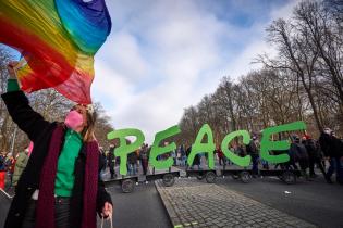 Greenpeace und andere Friedens-, Menschenrechts- und Umweltschutzorganisationen demonstrieren  vor der Siegessäule. Es spricht Greenpeace-Geschäftsführer Martin Kaiser neben anderen Redner:innen.