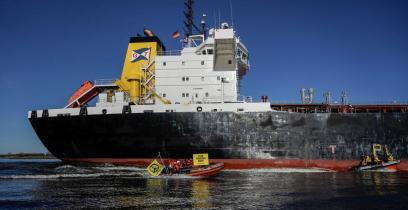 Greenpeace Aktivist:innen sind auf dem Weg, um in zwei Meter hohen Buchstaben "Frieden - nicht Öl" in englischer Sprache auf die Seite des 40.000-Tonnen-Tankers Seasprat zu malen, der verarbeitetes Öl aus dem russischen Ostseehafen Primorsk liefert.