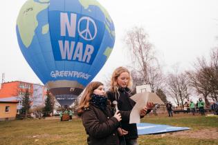 Gemeinsam mit über 200 Schüler:innen lassen Greenpeace und Students for Future ein großes Banner mit einer Friedenstaube unter einem Heißluftballon in Oberdorla in den Himmel fliegen. Die Schüler:innen druckten eine Taube als Symbol des Friedens auf ein Banner. 