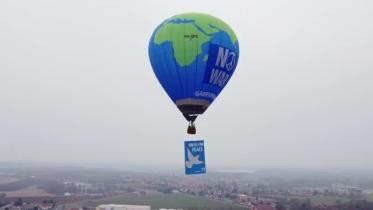 Gemeinsam mit über 200 Schüler:innen lassen Greenpeace und Students for Future ein großes Banner mit einer Friedenstaube unter einem Heißluftballon in Oberdorla in den Himmel fliegen. Die Schüler:innen druckten eine Taube als Symbol des Friedens auf ein Banner. 