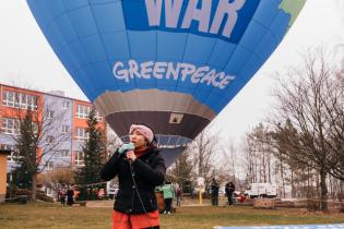 Gemeinsam mit über 200 Schüler:innen lassen Greenpeace und Students for Future ein großes Banner mit einer Friedenstaube unter einem Heißluftballon in Oberdorla in den Himmel fliegen. Die Schüler:innen druckten eine Taube als Symbol des Friedens auf ein Banner. 