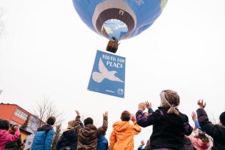 Gemeinsam mit über 200 Schüler:innen lassen Greenpeace und Students for Future ein großes Banner mit einer Friedenstaube unter einem Heißluftballon in Oberdorla in den Himmel fliegen. Die Schüler:innen druckten eine Taube als Symbol des Friedens auf ein Banner. 