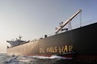 Greenpeace-Aktivist:innen demonstrieren im Fehmarnbelt mit einem Schlauchboot gegen Ölimporte aus Russland, die Putins Krieg in der Ukraine mitfinanzieren. Die Aktivist:innen malen "OIL IS WAR" auf die Seite des Tankers "Stamos", der Rohöl aus dem russischen Ostseehafen Ust-Luga nach Rotterdam liefert.