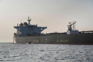 Greenpeace-Aktivist:innen demonstrieren im Fehmarnbelt mit einem Schlauchboot gegen Ölimporte aus Russland, die Putins Krieg in der Ukraine mitfinanzieren. Die Aktivist:innen malen "OIL IS WAR" auf die Seite des Tankers "Stamos", der Rohöl aus dem russischen Ostseehafen Ust-Luga nach Rotterdam liefert.